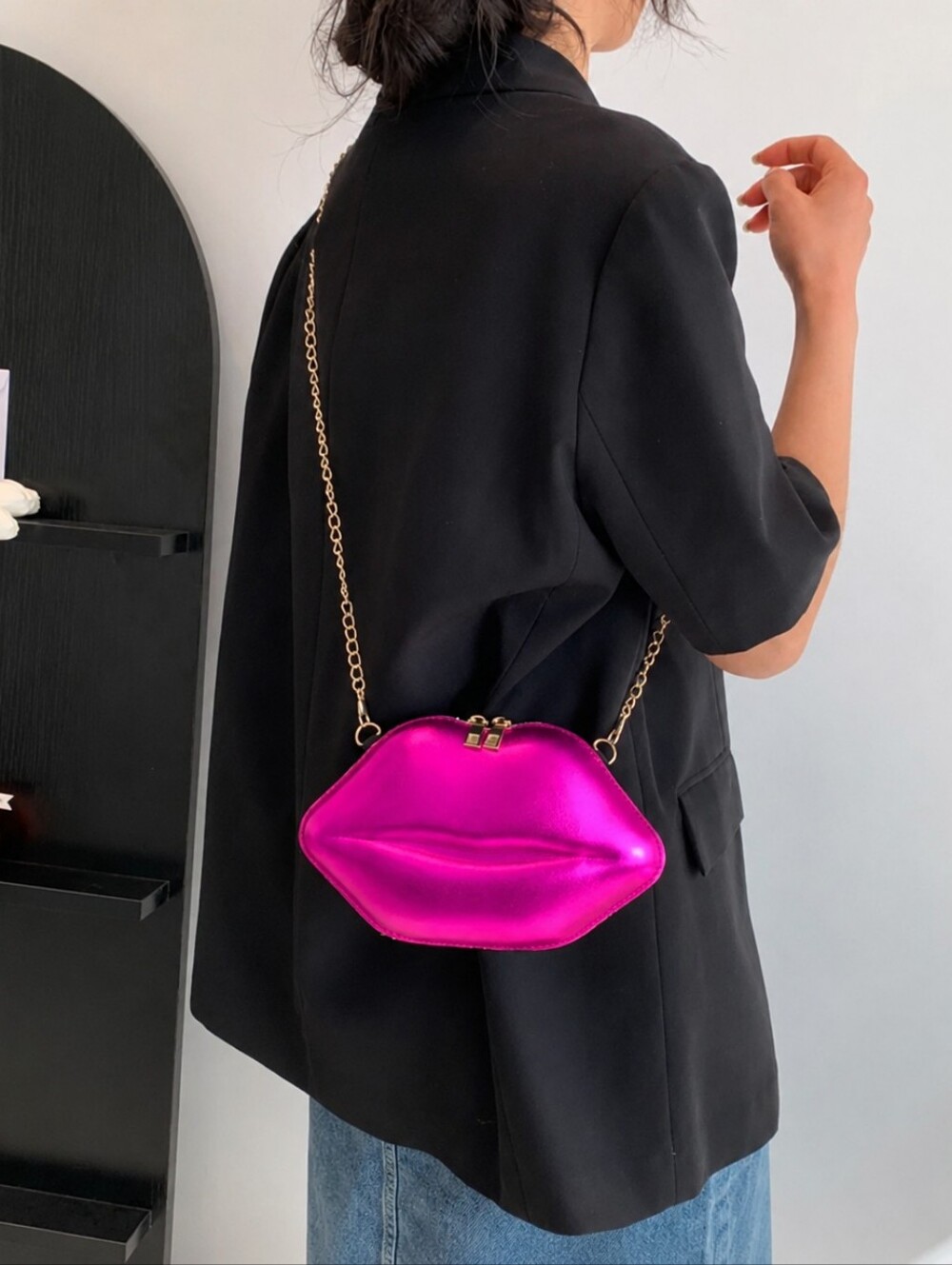 Black Lip-Shaped Crossbody Bag with Gold Chain